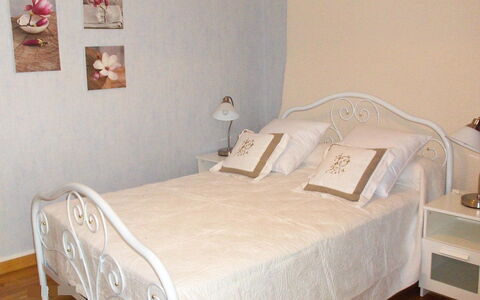 O'Petit Bonheur: Schlafzimmer, Bett, Möbel, Bettdecke, Zimmer, Eigentum, Bedding, Bettrahmen, Wand, Matratze