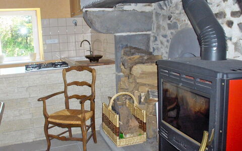 O'Petit Bonheur: Feuerstelle, Holzofen, Kamin, Zimmer, Herd, Hitze, Steinofen, Major Appliance, Haushaltsgerät, Möbel