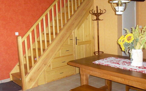 O'Petit Bonheur: Treppe, Zimmer, Eigentum, Geländer, Möbel, Fussboden, Haus, Hartholz, Interior Design, Holz