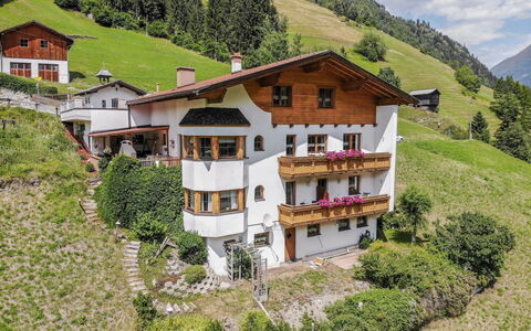 Vallis Bella: Pflanze, Gebäude, Berg, Grün, Fenster, Wolke, Natürliche Landschaft, Baum, Haus, Himmel