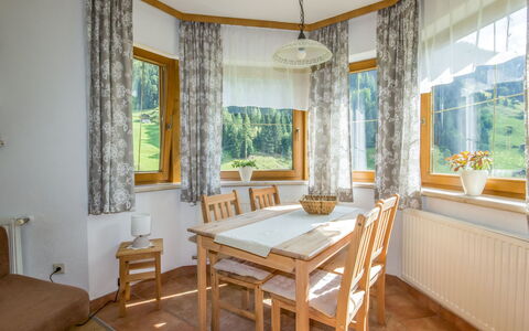 Vallis Bella: Möbel, Tabelle, Eigentum, Pflanze, Stuhl, Fenster, Azurblau, Holz, Interior Design, Gebäude