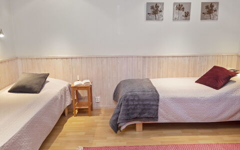 Suopursu: Holz, Flooring, Schlafzimmer, Fussboden, Interior Design, Bett, Bettdecke, Möbel, Bedding, Zimmer