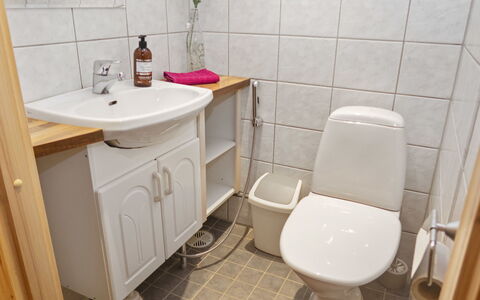 Suopursu: Toilleten Sitz, Armatur, Badezimmer, Bad Sink, Sinken, Toilette, Flooring, Fussboden, Zapfhahn, Interior Design