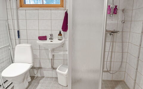 Suopursu: Flooring, Armatur, Fussboden, Badezimmer, Interior Design, Installation, Toilette, Zimmer, Toilleten Sitz, Sinken