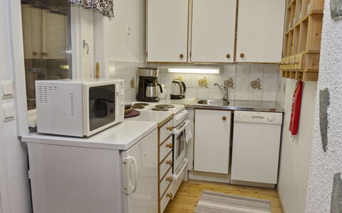 Varsta: Küchengerät, Küche, Major Appliance, Holz, Interior Design, Countertop, Flooring, Möbel, Haushaltsgerät, Cabinetry
