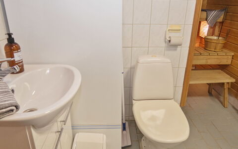 Varsta: Badezimmer, Flooring, Armatur, Fussboden, Bad Sink, Toilleten Sitz, Interior Design, Toilette, Sinken, Installation