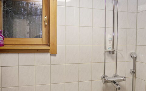 Varsta: Wand, Armatur, Flooring, Installation, Interior Design, Fussboden, Badezimmer, Duschkopf, Zimmer, Zapfhahn