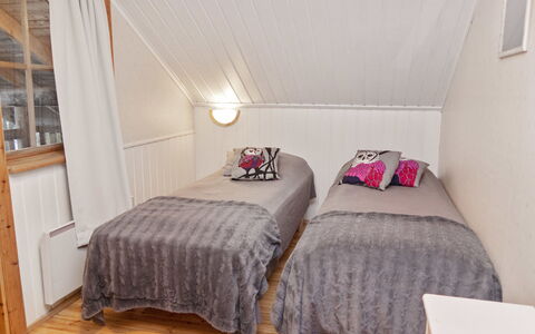 Varsta: Holz, Schlafzimmer, Bett, Möbel, Interior Design, Textil, Fussboden, Bettdecke, Linens, Bedding