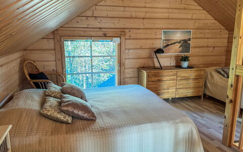 Mäntyrinne: Flooring, Möbel, Holz, Interior Design, Fussboden, Decke, Schlafzimmer, Zimmer, Bett, Holzboden