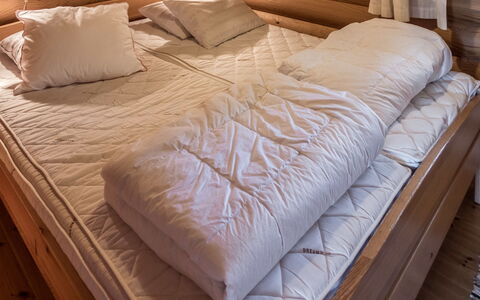 Ruka-Kitkan Kuukkeli: Holz, Möbel, Flooring, Interior Design, Fussboden, Bett, Schlafzimmer, Linens, Holzbeize, Zimmer