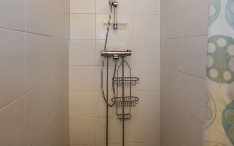 Ruka-Kitkan Kuukkeli: Badezimmer, Duschkopf, Armatur, Flooring, Dusche, Brausenstange, Installation, Fussboden, Duschpaneel, Fliese