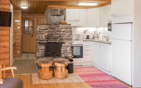 Ruka-Kitkan Käki: Holz, Decke, Interior Design, Möbel, Flooring, Fussboden, Zimmer, Küche, Cabinetry, Holzbeize