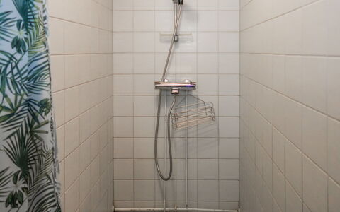 Ruka-Kitkan Käki: Badezimmer, Armatur, Flooring, Fussboden, Installation, Dusche, Duschkopf, Interior Design, Fliese, Verbundwerkstoff