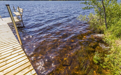 Ruka-Kitkan Käki: Blau, Wasser, Holz, Natürliche Landschaft, Sommer, Bank, See, Reflexion, Reservoir, Dock