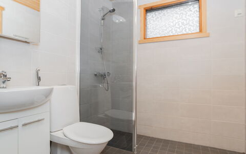 Viipusjärvi 10: Badezimmer, Flooring, Armatur, Wand, Fussboden, Interior Design, Toilette, Bad Sink, Decke, Installation