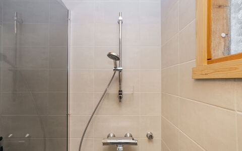 Viipusjärvi 10: Badezimmer, Armatur, Wand, Flooring, Duschkopf, Fussboden, Dusche, Interior Design, Brausenstange, Installation