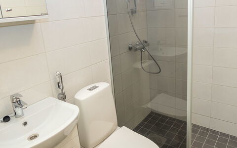 Viipusjärvi 11: Badezimmer, Toilleten Sitz, Toilette, Armatur, Bad Sink, Flooring, Wand, Fussboden, Interior Design, Sinken