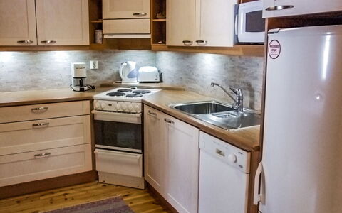 Kujalan Lomat 1: Küchengerät, Küche, Countertop, Cabinetry, Major Appliance, Holz, Möbel, Flooring, Haushaltsgerät, Spüle