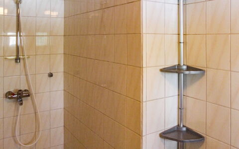 Kujalan Lomat 1: Wand, Flooring, Fussboden, Armatur, Interior Design, Badezimmer, Fliese, Installation, Zimmer