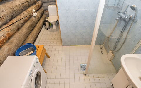 Pajalan Honka: Flooring, Fussboden, Holz, Armatur, Toilleten Sitz, Badezimmer, Interior Design, Toilette, Installation, Zimmer