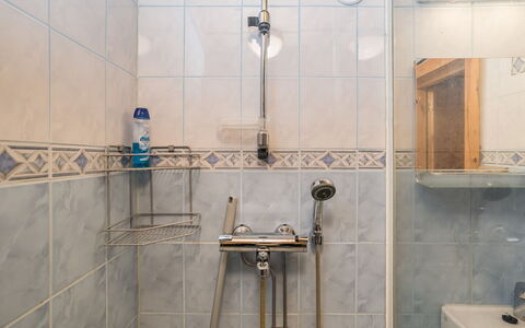 Pajalan Honka: Armatur, Flooring, Duschkopf, Fussboden, Installation, Interior Design, Badezimmer, Dusche, Zapfhahn, Fliese