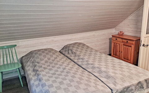 Pajalan Piilopirtti: Schlafzimmer, Bett, Holz, Fussboden, Flooring, Bettdecke, Bedding, Möbel, Linens, Interior Design