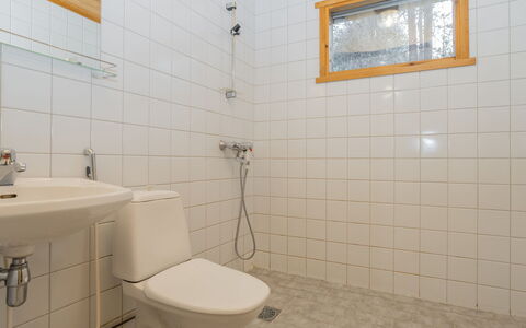 Viipusjärvi 12: Wand, Armatur, Flooring, Holz, Fussboden, Badezimmer, Bad Sink, Interior Design, Installation, Decke