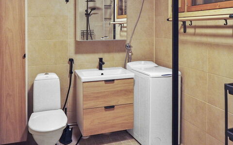 Piilola Nr 2: Armatur, Flooring, Fussboden, Interior Design, Badezimmerschrank, Installation, Badezimmer, Toilette, Sinken, Cabinetry