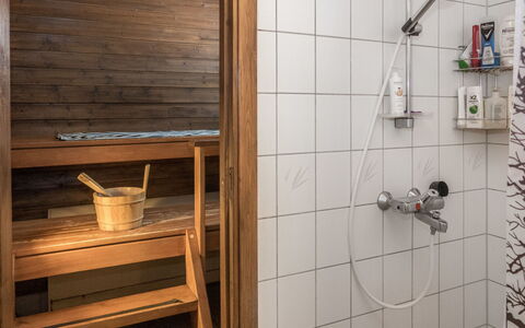 Piilola Nr 1: Flooring, Holz, Armatur, Interior Design, Fussboden, Installation, Badezimmer, Fliese, Zimmer, Zapfhahn