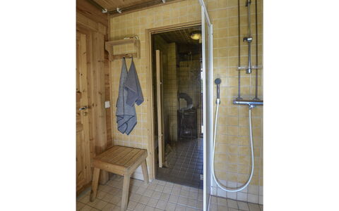 Kannelpirtti 1: Bett, Möbel, Schlafzimmer, Interior Design, Bedding, Bettdecke, Flooring, Holz, Fussboden, Zimmer