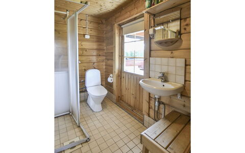 Kannelpirtti 1: Bett, Möbel, Schlafzimmer, Interior Design, Bedding, Bettdecke, Flooring, Holz, Fussboden, Zimmer