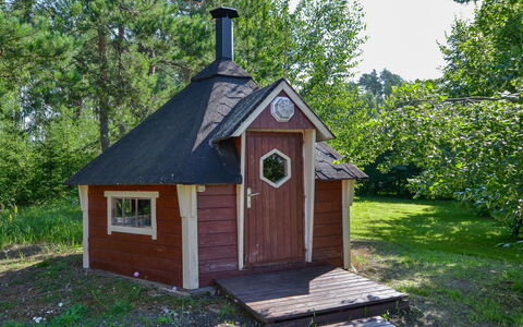 Kannelpirtti 1: Bett, Möbel, Schlafzimmer, Interior Design, Bedding, Bettdecke, Flooring, Holz, Fussboden, Zimmer