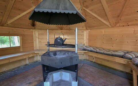 Kannelpirtti 1: Bett, Möbel, Schlafzimmer, Interior Design, Bedding, Bettdecke, Flooring, Holz, Fussboden, Zimmer