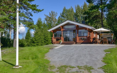 Kannelpirtti 1: Bett, Möbel, Schlafzimmer, Interior Design, Bedding, Bettdecke, Flooring, Holz, Fussboden, Zimmer
