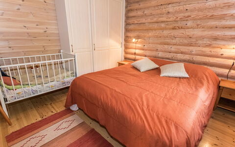 Koivuranta: Flooring, Möbel, Fussboden, Schlafzimmer, Interior Design, Bett, Holz, Bettdecke, Holzboden, Bedding