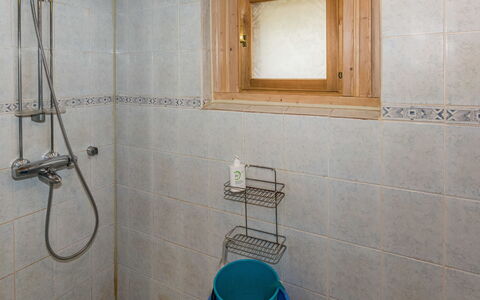 Koivuranta: Flooring, Armatur, Fussboden, Badezimmer, Interior Design, Installation, Fliese, Zimmer, Duschkopf, Zapfhahn