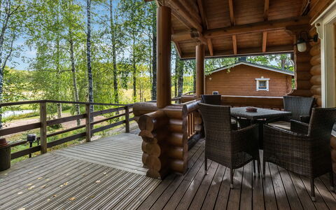Koivuranta: Holz, Veranda, Möbel, Flooring, Hütte, Hartholz, Decke, Holzbeize, Stuhl, Deck