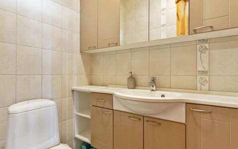 Korpilahti: Bad Sink, Badezimmer, Armatur, Sinken, Flooring, Interior Design, Badezimmerschrank, Fussboden, Zapfhahn, Installation