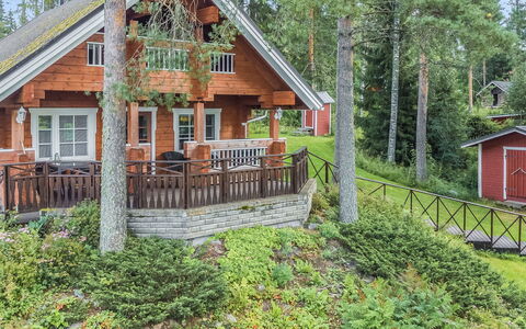 Liisakallela: Möbel, Interior Design, Flooring, Fussboden, Tabelle, Decke, Küche & Esszimmer Tisch, Beleuchtung, Stuhl, Zuhause