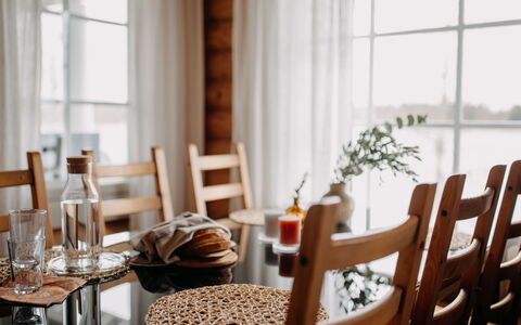 Iltarusko: Möbel, Tabelle, Holz, Geschirr, Interior Design, Stuhl, Servierware, Esszimmer, Glas, Drinkware