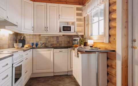 Iltarusko: Küche, Küchengerät, Holz, Interior Design, Countertop, Major Appliance, Flooring, Möbel, Cabinetry, Zimmer