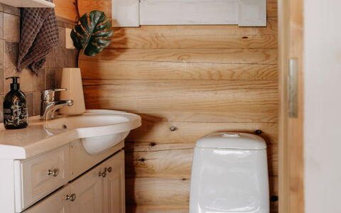 Iltarusko: Toilleten Sitz, Armatur, Badezimmer, Holz, Toilette, Interior Design, Flooring, Fussboden, Sinken, Installation