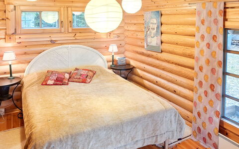 Honkaranta: Bett, Möbel, Schlafzimmer, Interior Design, Bedding, Bettdecke, Flooring, Holz, Fussboden, Zimmer
