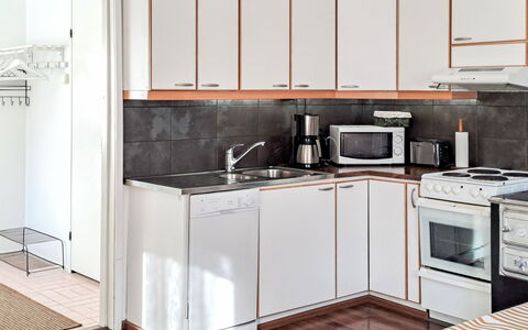 Villa Paasirinne B: Küche, Küchengerät, Major Appliance, Interior Design, Flooring, Holz, Countertop, Möbel, Haushaltsgerät, Cabinetry
