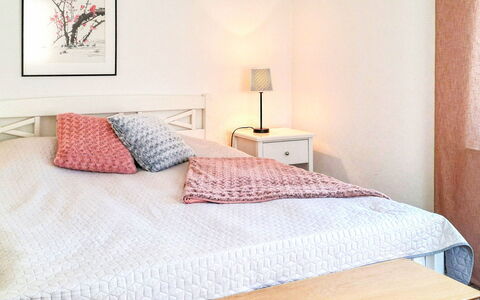 Villa Paasirinne B: Bett, Möbel, Bedding, Schlafzimmer, Interior Design, Bettdecke, Fussboden, Linens, Holz, Flooring