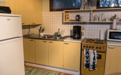 Vattomäki: Küchengerät, Küche, Major Appliance, Countertop, Herd, Holz, Möbel, Flooring, Spüle, Interior Design