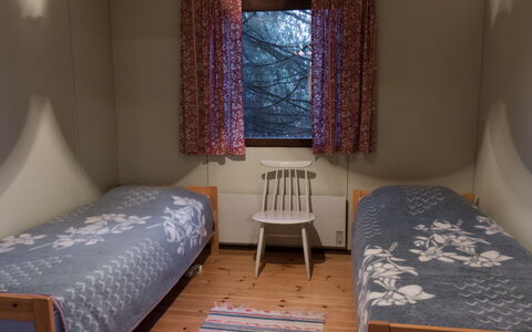 Vattomäki: Bett, Schlafzimmer, Fussboden, Flooring, Holz, Interior Design, Bettdecke, Möbel, Bedding, Zimmer