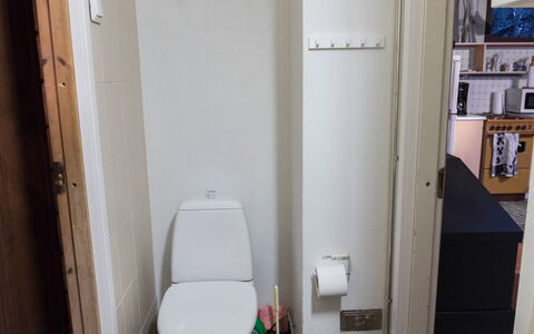 Vattomäki: Toilleten Sitz, Toilette, Flooring, Badezimmer, Fussboden, Armatur, Installation, Zimmer, Fliese