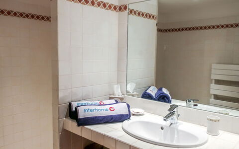 Maury: Badezimmer, Eigentum, Zimmer, Interior Design, Fliese, Wand, Gebäude, Bad Sink, Grundeigentum, Zapfhahn