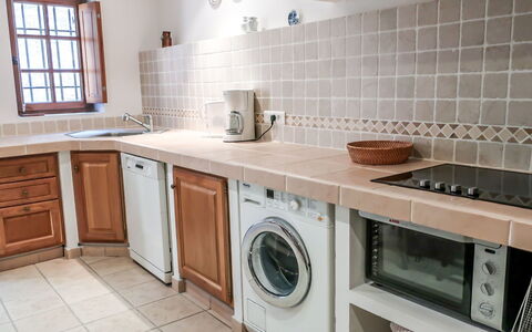 Maury: Eigentum, Zimmer, Küche, Möbel, Countertop, Cabinetry, Major Appliance, Gebäude, Fliese, Fussboden